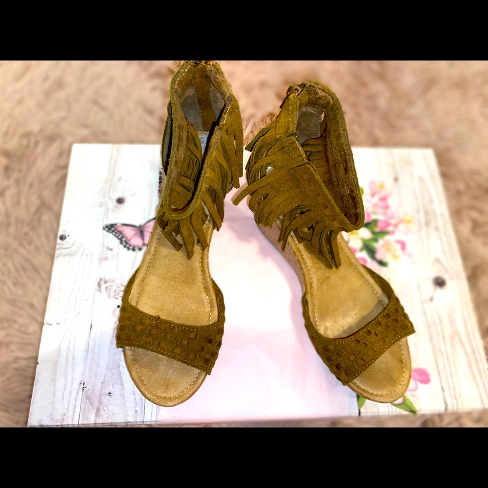 💕Auth💕 Minnetonka Isabel Fringe Sandal Brown Suede
